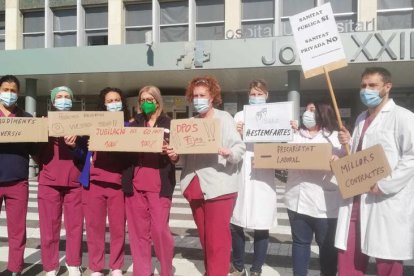 Prop d'un centenar de sanitaris es mobilitzen i tallen el trànsit davant de l'Hospital Joan XXIII