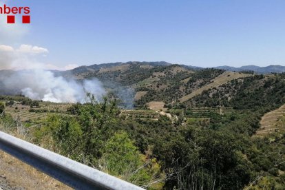 Trabajan para extinguir un incendio en Gratallops