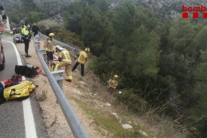 Rescatan a un motorista después de caer 15 metros por|para un talud al Baix Ebre
