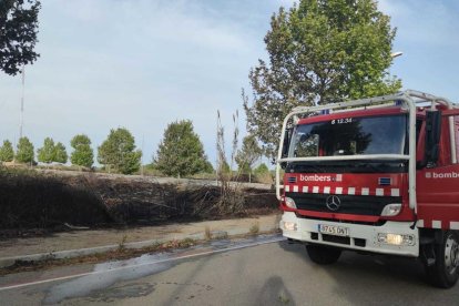 Els Bombers actuen per apagar un incendi de vegetació en una zona entre La Canonja i Reus