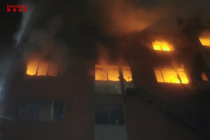 Encuentran a dos muertos en el interior de la nave incendiada en Badalona