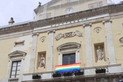 El territorio muestra su rechazo a la LGTBIFòbia