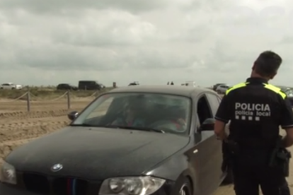 Els cossos policials fan controls informatius per conscienciar els visitants d'un bon ús del Delta de l'Ebre