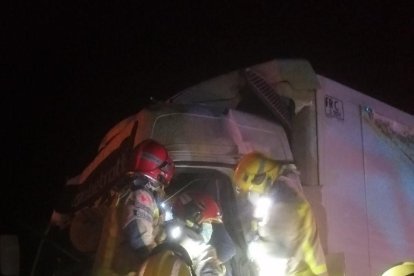 Dos heridos en un accidente entre dos camiones en la AP-7 en l'Aldea