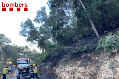 Los Bomberos trabajan para apagar incendios de vegetación en Mont-roig del Camp y en Paüls