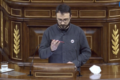 Botran reprodueix una cançó de Hasél des de la tribuna del Congrés per denunciar la detenció