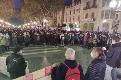 Medio millar de personas se concentran en Tarragona para mostrar su apoyo a Pablo Hasel