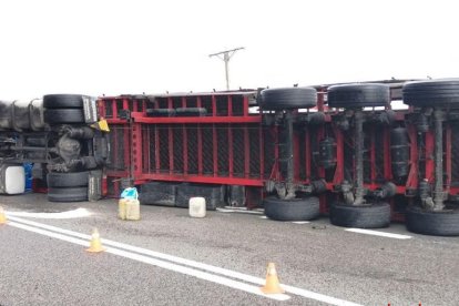 Cuatro dotaciones de Bombers movilizadas por un camión volcado en la N-240 en Valls