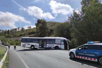 Mor el conductor d'un autocar en un accident amb un camió mentre circulava per la C-14 a Alcover