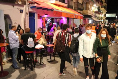 L'oci nocturn torna efímerament a Sitges amb tests d'antígens i mascaretes