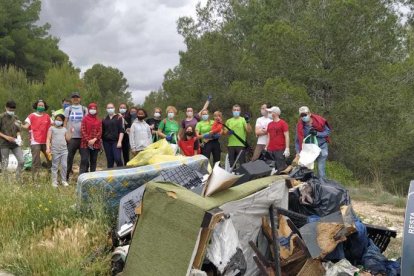 Recullen 500kg de brossa al bosc del barri de Sant Salvador