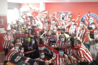 La Peña Atléticos de Tarragona celebra la victoria del equipo madrileño