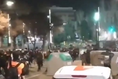 Primeres barricades a Tarragona en aquesta nova jornada de protestes per l'empresonament de Pablo Hasél