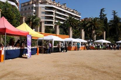 Paradas de libros y rosas sin aglomeraciones en una Diada atípica en el Parque Sant Jordi de Reus