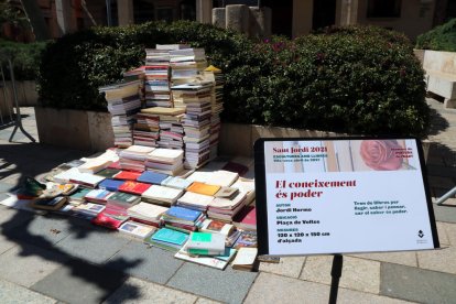 Vila-seca se engalana con esculturas hechas con libros en desuso por Sant Jordi