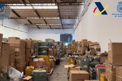Cau a Madrid un centre de distribució amb milions de joguines i mascaretes il·legals