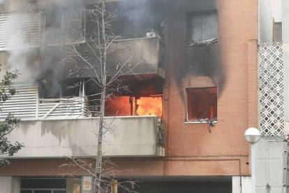 Siete dotaciones de Bomberos trabajan en el incendio de un piso cerca de la estación de tren de Vila-seca