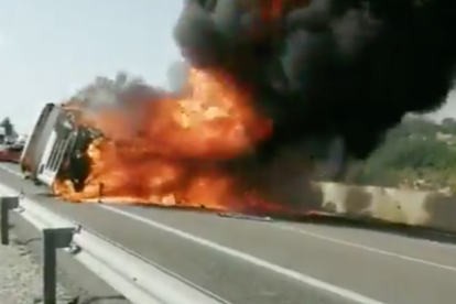 Tallada l'AP-7 a Creixell per l'incendi d'un tràiler que ha patit un accident