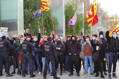 Un grupo de ciudadanos recrimina el acto de Vox en Reus