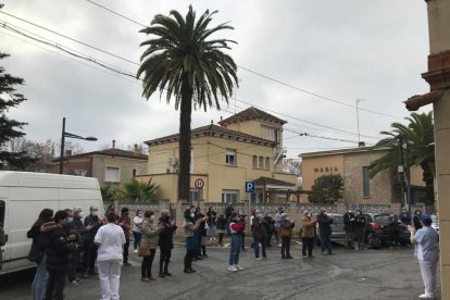 Els familiars de pacients de la Residència Ítaca-Fortuny de Reus homenatgen els treballadors