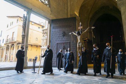 Un Diumenge de Rams de palmes i viacrucis de la Sang a l'interior de la Catedral de Tarragona