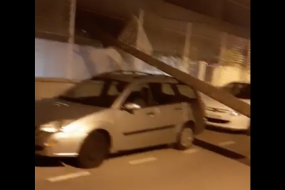 Les fortes ratxes de vent d'ahir fan caure tres pals de llum a Salou