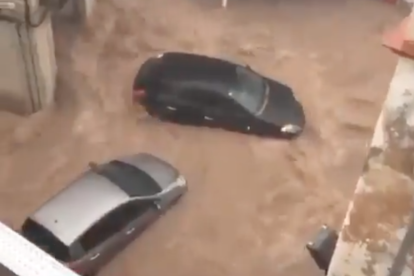 La pluja provoca inundacions a la via pública a Alcanar