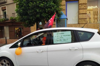 Els treballadors de Villablanca fan una marxa lenta pels carrers del centre de Reus