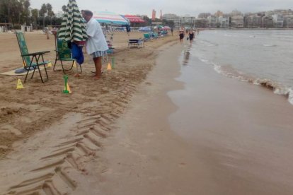 Usuaris de la platja de Salou reserven i es 'parcel·len' la sorra a primera hora