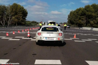 Els Mossos multen a Salou a sis dels participants en un ral·li il·legal de luxe
