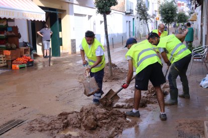 Unos 150 voluntarios colaboran en la limpieza de barro de las calles y viviendas afectadas por los aguaceros en Alcanar