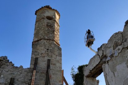 Empiezan a recuperar el campanario del pueblo abandonado de la Mussara