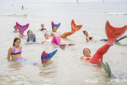 Casi 200 personas recogen residuos en la playa Larga de Tarragona de la mano de Madre Terra