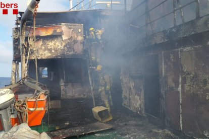 Incendio en un barco de transporte de ganado en la costa tarraconense