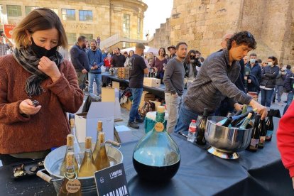 Más de 3.000 personas prueban el vino novel|novato en Tarragona en una embutada que coge impulso