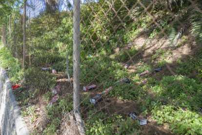 Denuncian la presencia de restos de botellones en la playa de la Arrabassada