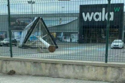 El vent fa caure el tòtem publicitari del Wala a Tarragona