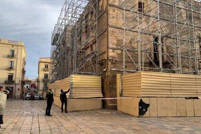 El vent fa caure el tòtem publicitari del Wala a Tarragona
