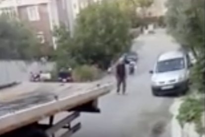 Llama a la grúa para pedir ayuda y se le gira en contra