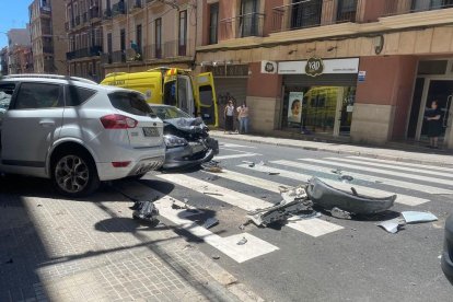 Un turisme topa contra uns baixos  després d'intentar esquivar un patinet elèctric