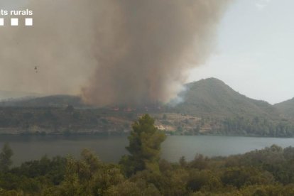 El incendio en la Pobla de Massaluca afecta a una superficie provisional de 33 hectáreas y obliga a desalojar un camping
