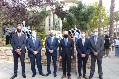 L'Ajuntament de Salou celebra la Diada amb una ofrena floral i ball de bastons