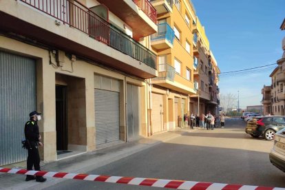 La policía desaloja el edificio donde vivía el pistolero para registrar su piso