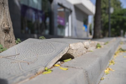 Entitats veïnals de Tarragona alerten de la gran quantitat de rajoles en mal estat