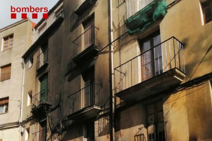 Cremen dos vehicles al carrer Puig d'en Sitges de Tarragona