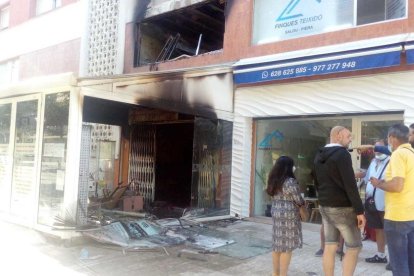 Crema una sabateria a la Via Roma de Salou durant la matinada