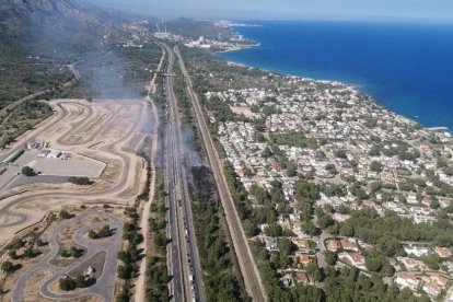 Un incendi de vegetació a l'Ametlla de Mar obliga tallar l'N-340, l'AP-7 i altera la circulació de la línia de Rodalies 16