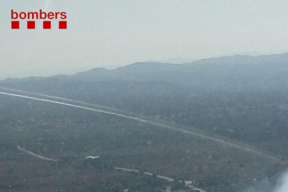 Un incendi de vegetació a l'Ametlla de Mar obliga tallar l'N-340, l'AP-7 i altera la circulació de la línia de Rodalies 16