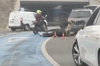 Detingut per agredir a la Guàrdia Urbana després de ser denunciat per circular amb una menor sense cinturó de seguretat