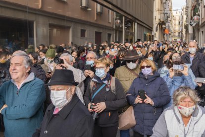 Arriba el Solstici d'Hivern de Reus amb el sol travessant el campanar de la prioral